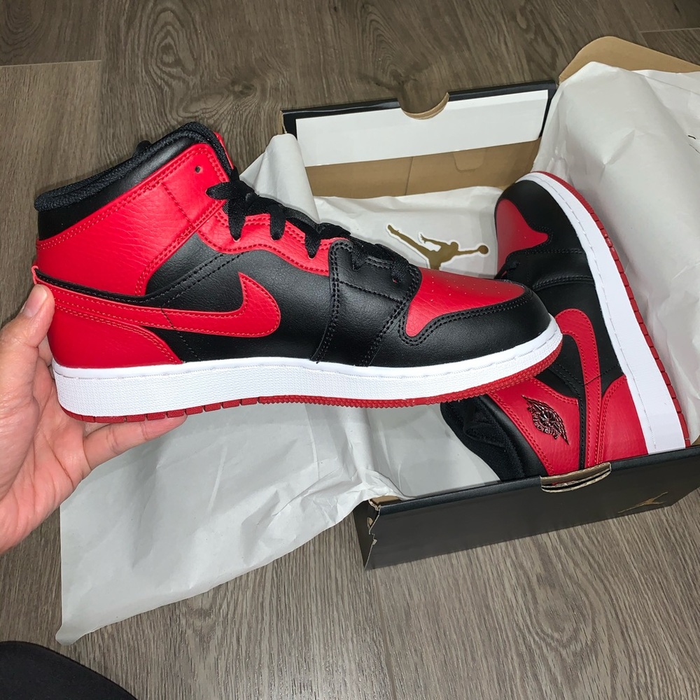 *SOLD* NIB Jordan 1 Mid Banned